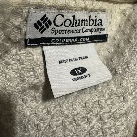 Columbia women’s lightweight jacket with large buttons - Picture 11 of 13